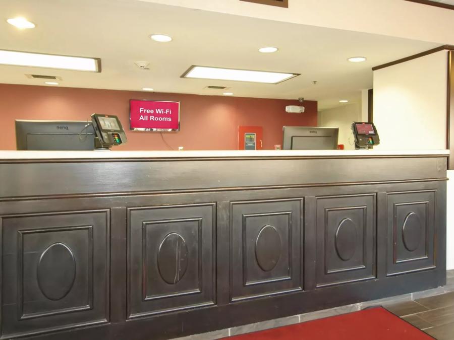 Red Roof PLUS+ Chicago - Hoffman Estates Front Desk Image