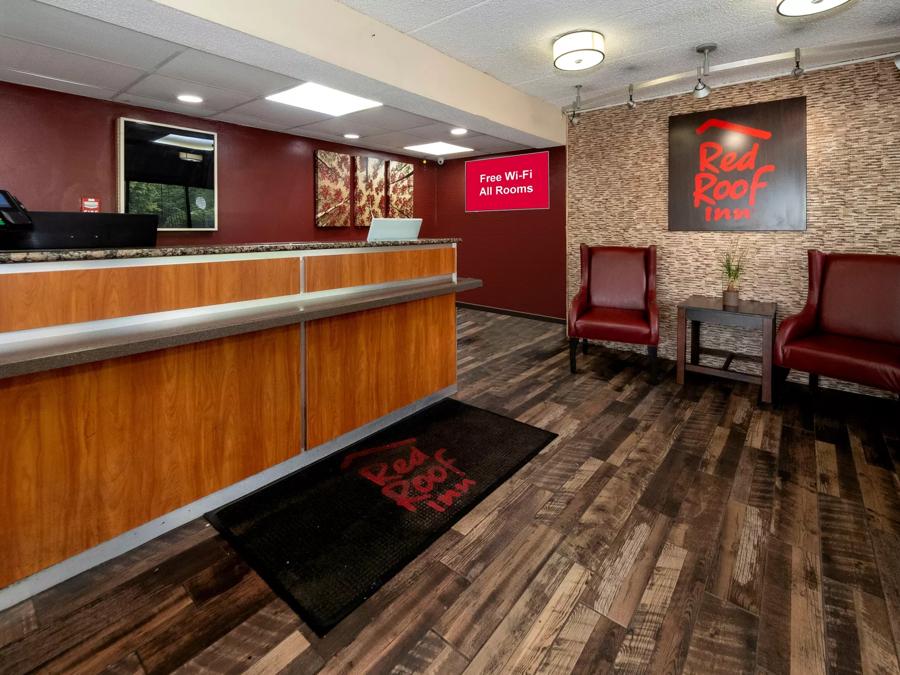 Red Roof Inn Chicago - Lansing Front Desk and Lobby Image