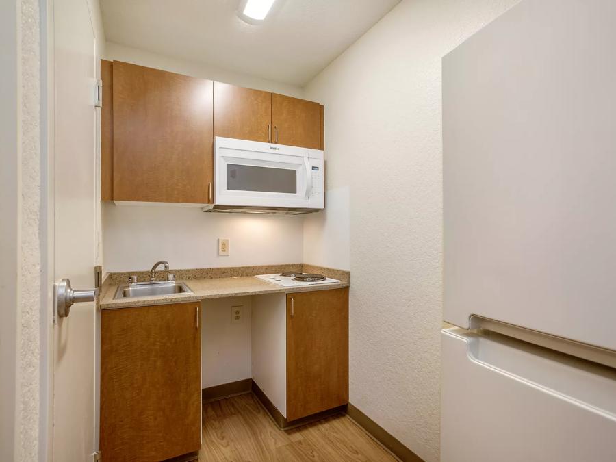 HomeTowne Studios Philadelphia - Maple Shade, NJ Studio 2 Queen Kitchenette Image
