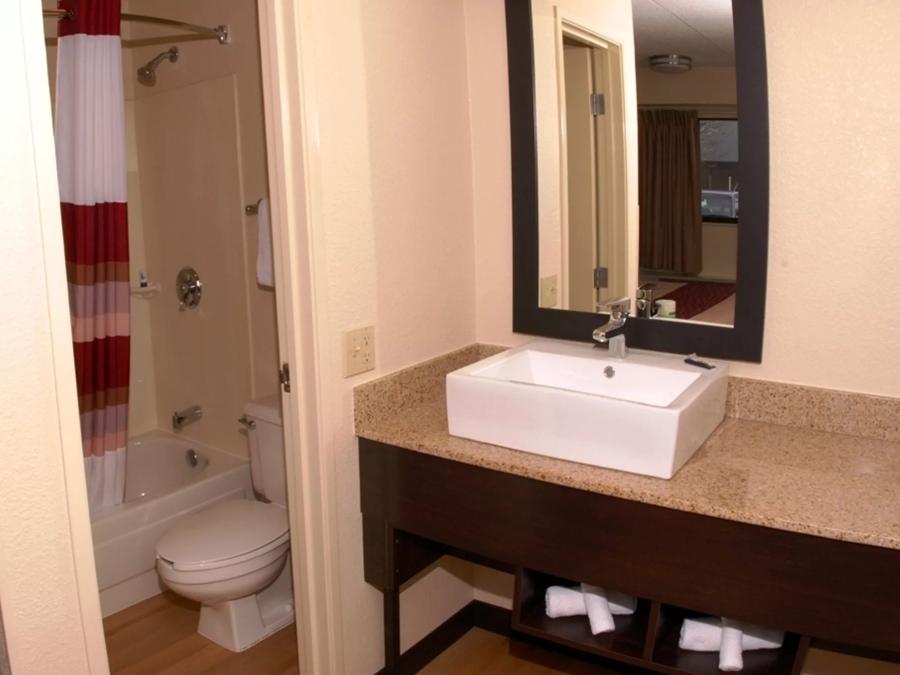 Red Roof PLUS+ Washington DC – Alexandria Deluxe 2 Full Beds Smoke Free Bathroom image