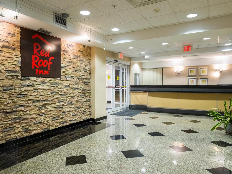 Red Roof Inn & Suites Philadelphia - Bellmawr Front Desk and Lobby Image