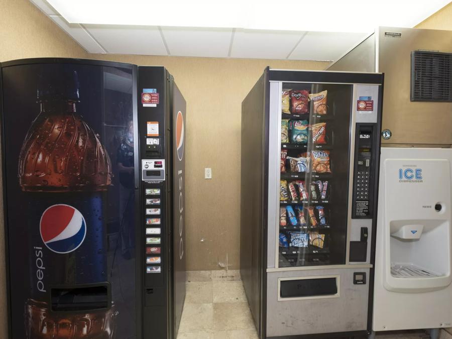 Red Roof Inn Tupelo Vending Image