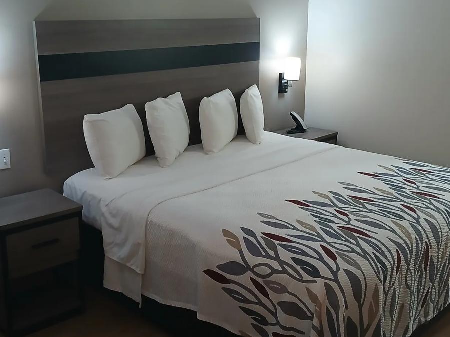 Red Roof Inn & Suites Houma Deluxe King Image