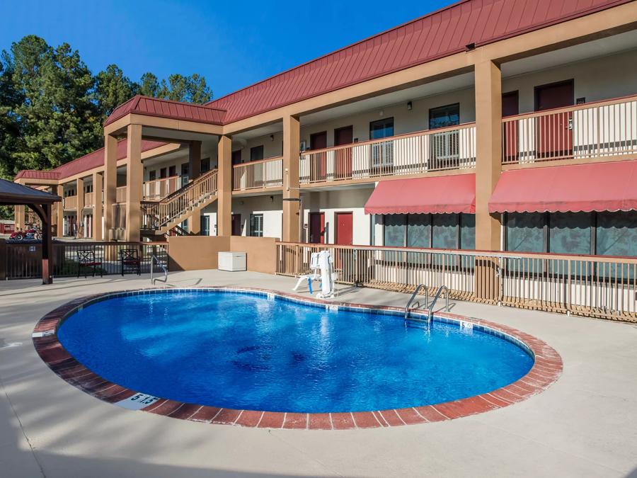 Red Roof Inn Tupelo Outdoor Swimming Pool Image