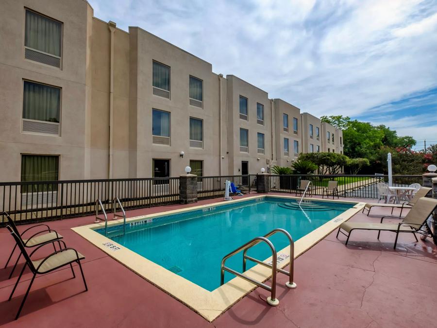 Red Roof Inn Pensacola Fairgrounds Outdoor Swimming Pool Image
