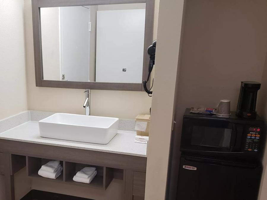 Red Roof Inn Moss Point Superior King Room Non-Smoking Bathroom Image