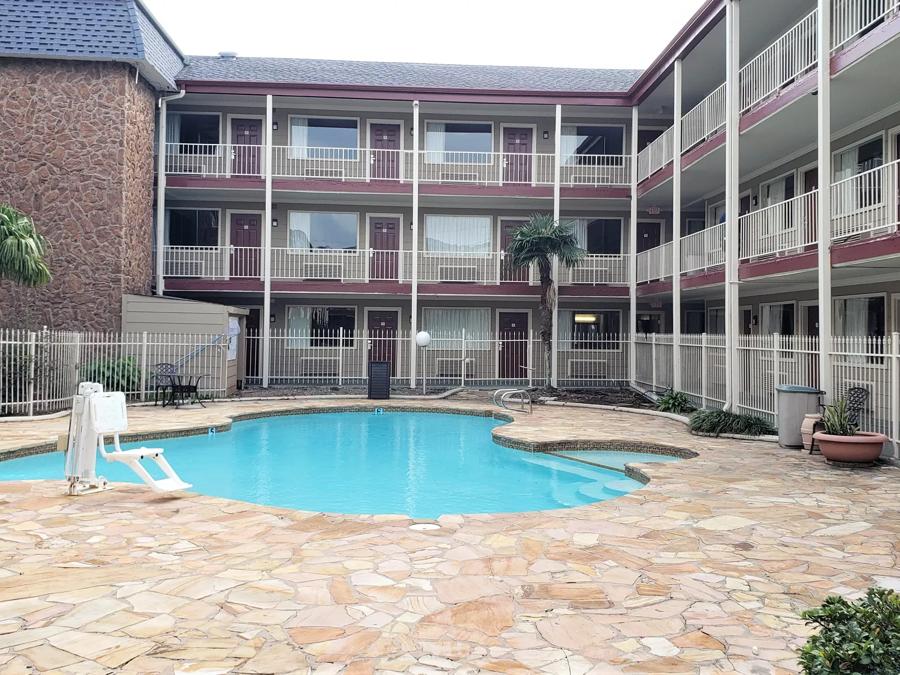 Red Roof Inn Kenner – New Orleans Airport NE Outdoor Swimming Pool Image