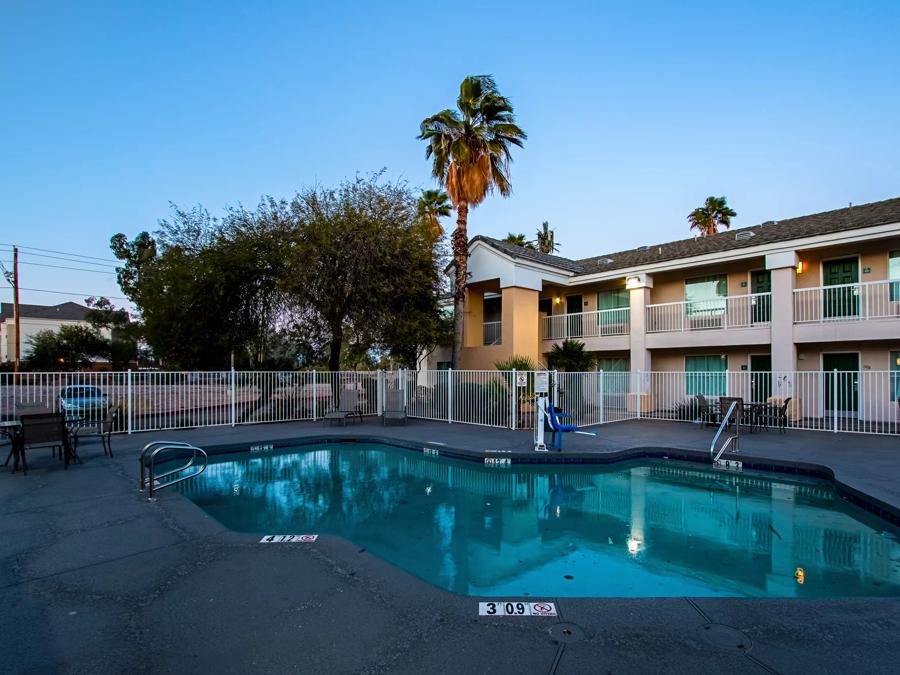 HomeTowne Studios Phoenix - Black Canyon Highway Outdoor Pool Image