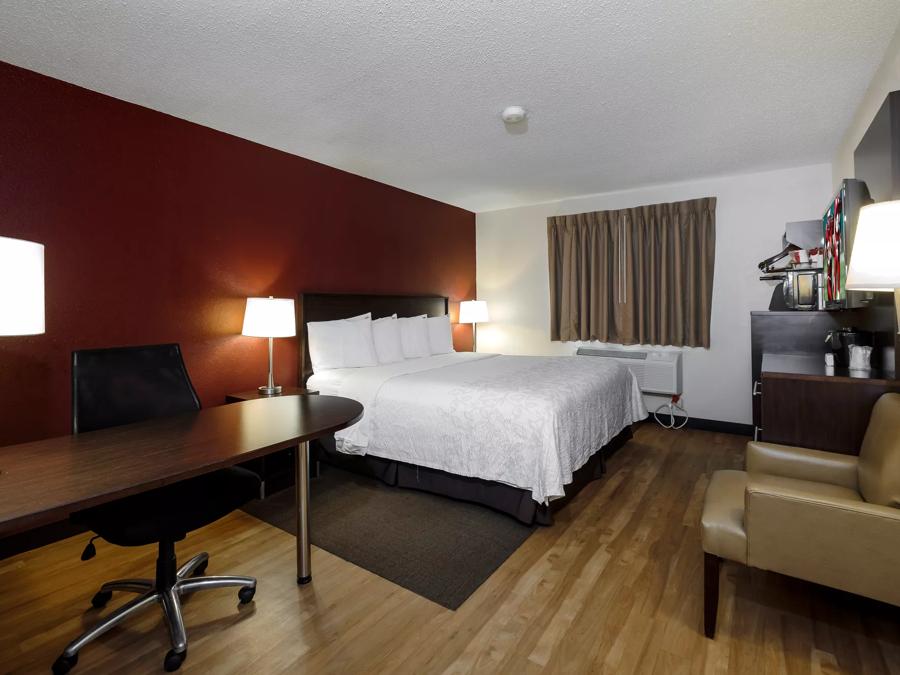 Red Roof PLUS+ & Suites Malone Superior King Room Image