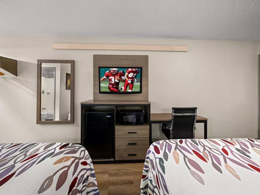 Red Roof Inn Detroit - Royal Oak / Madison Heights Superior King Amenities Image