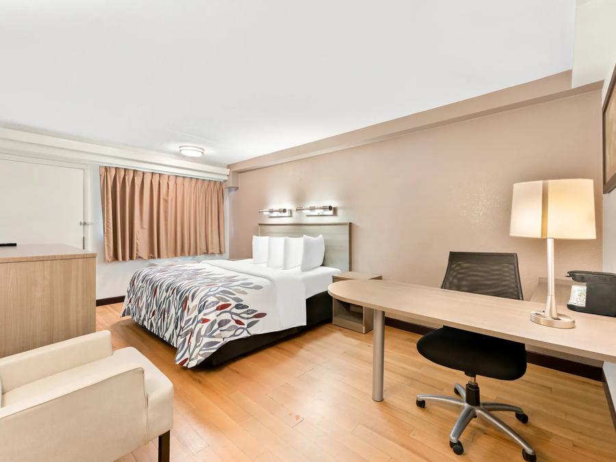 Red Roof Inn Allentown Airport Superior King Amenities Image