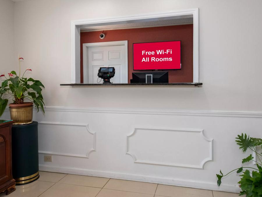 Red Roof Inn & Suites Wilson Front Desk Image