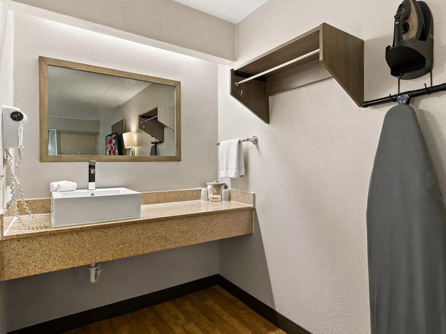 Red Roof Inn Cleveland - Independence Superior King Bathroom Image