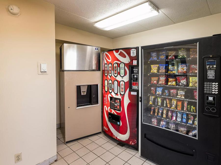 Red Roof Inn Cincinnati East - Beechmont Vending Image