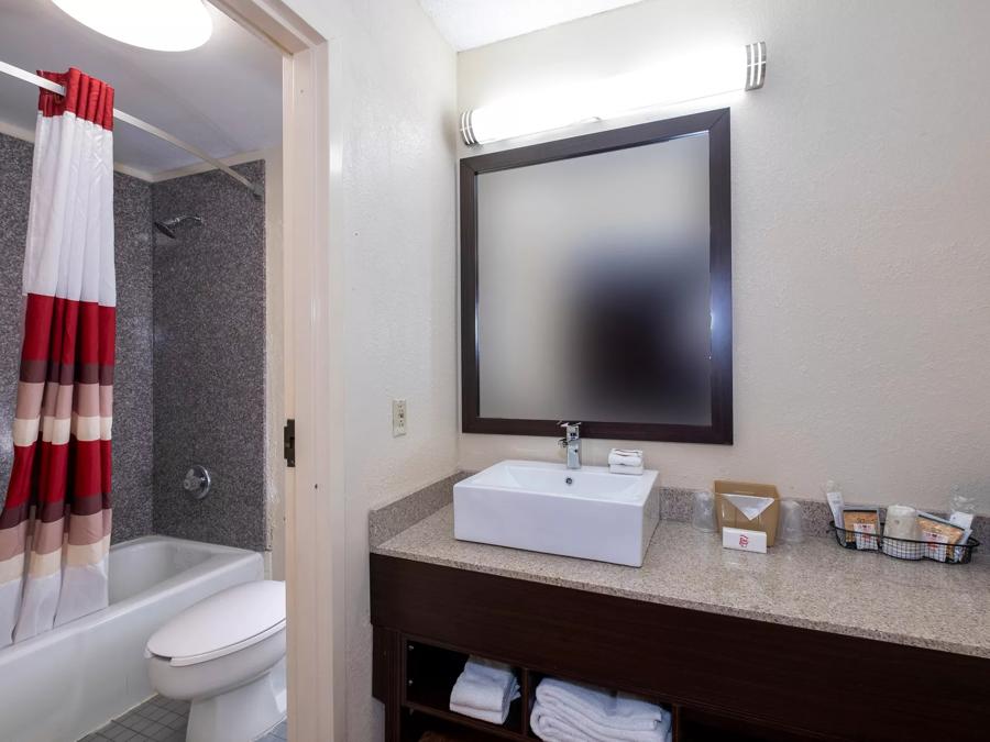 Red Roof Inn Kenly – I-95 Superior King Non-Smoking Bathroom Image