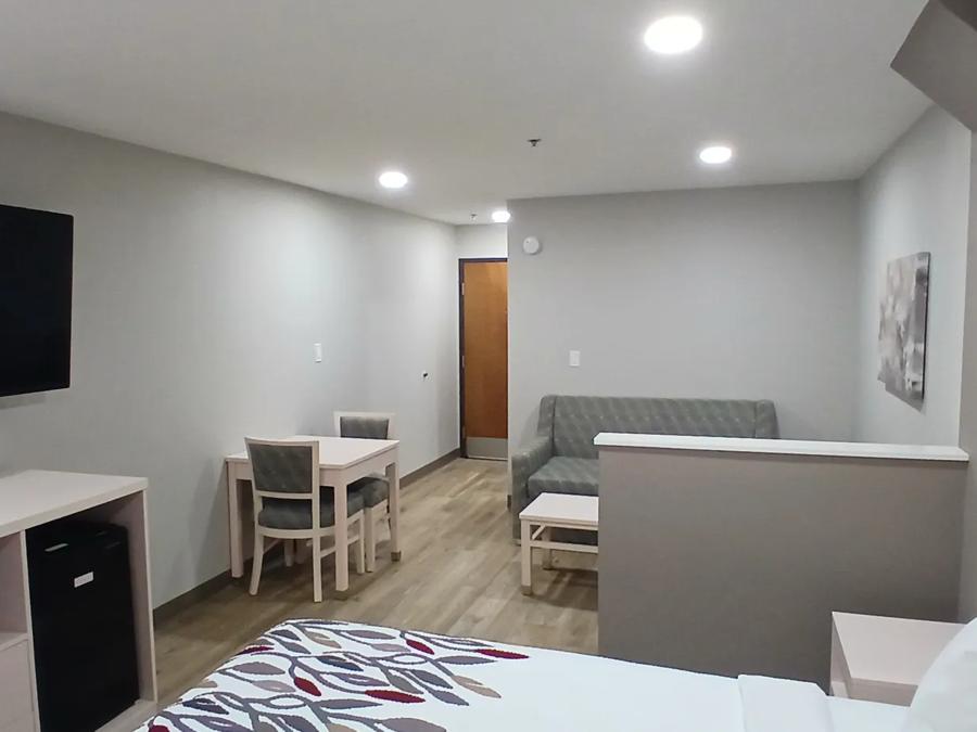 Red Roof Inn & Suites Euless - DFW Airport Southwest