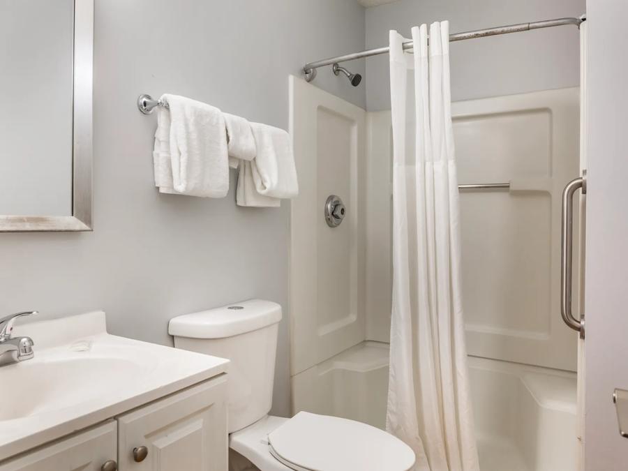 HTS1062_Bathroom 1 PRO Approved 10-13-25 Image