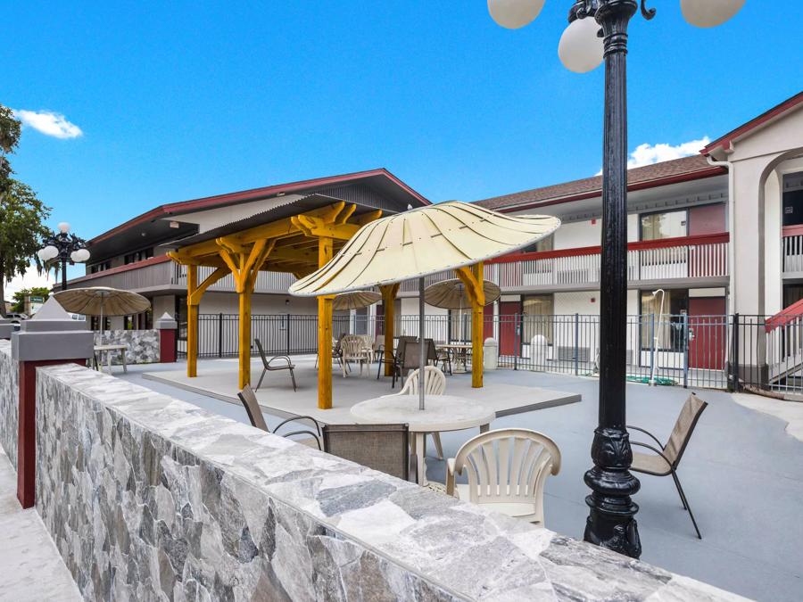 Red Roof Inn Savannah – Southside/Midtown Patio Image