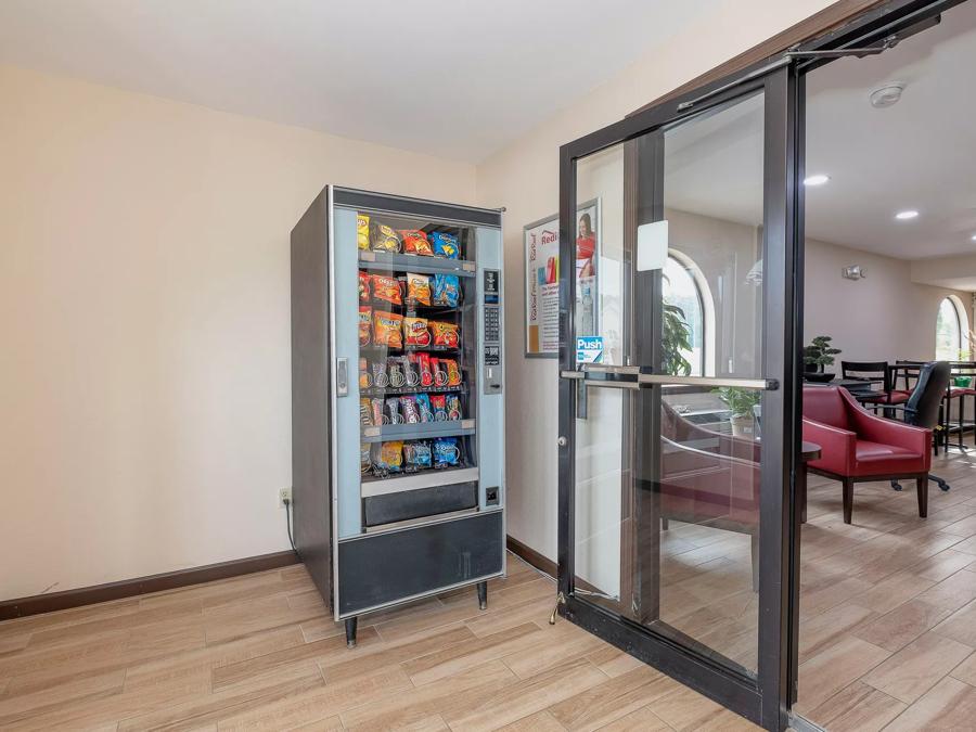 Red Roof Inn & Suites Rome Vending Image