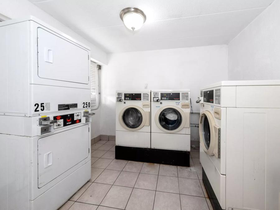 Red Roof Inn Chicago - Lansing Coin Laundry Image