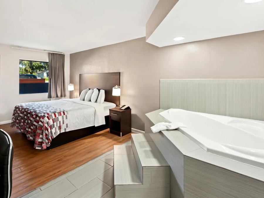 RRI970_S Superior 1King Micro with Jetted Tub 4 PRO Approved 11-13-25_SP1KMJ_4 Image