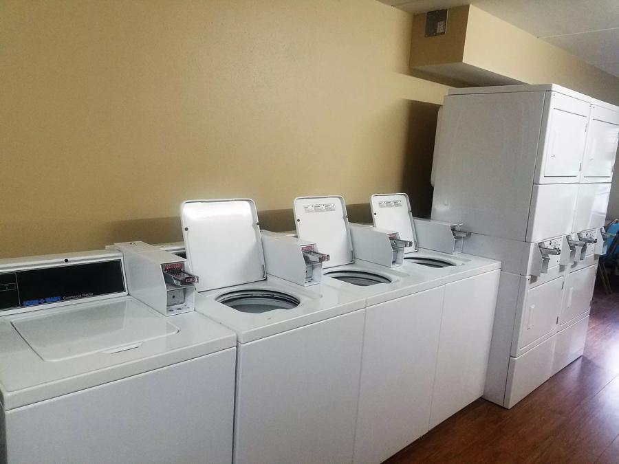  Red Roof Inn & Suites Houston - Hobby Airport Laundry Image