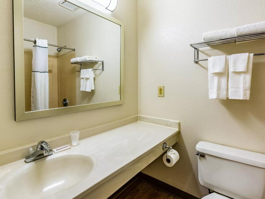 HomeTowne Studios Atlanta NE - Downtown Norcross Studio 1 Queen  Bathroom