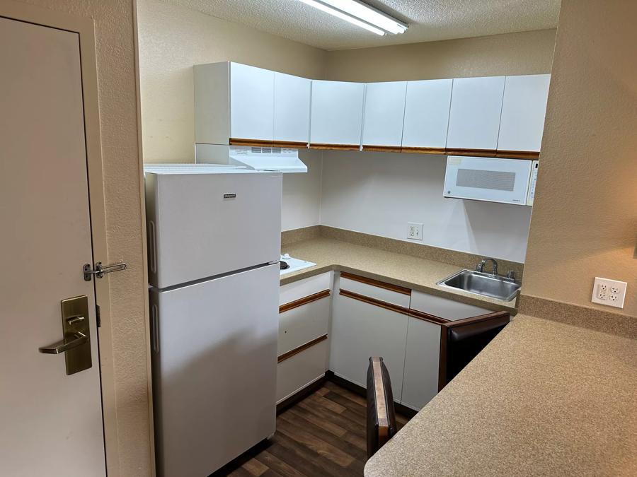 HomeTowne Studios Southfield Kitchenette Image