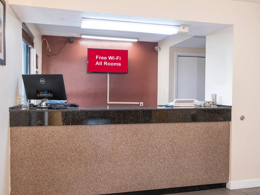 Red Roof Inn Mobile - Midtown Front Desk Image