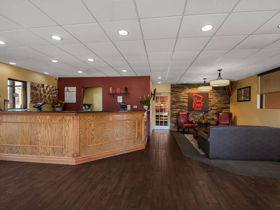 Red Roof Inn & Suites Newark - University Front Lobby Image