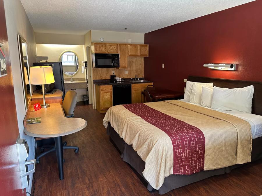 Red Roof Inn Parkersburg Superior King with Kitchenette Non-Smoking Image 