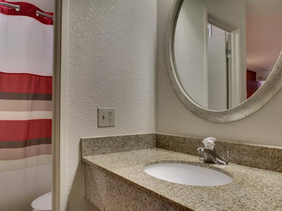 Red Roof Inn St Louis - Westport/ Maryland Heights Deluxe 2 Full Bathroom Image