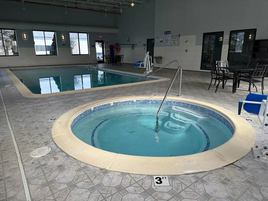 HomeTowne Studios Flint Pool Image