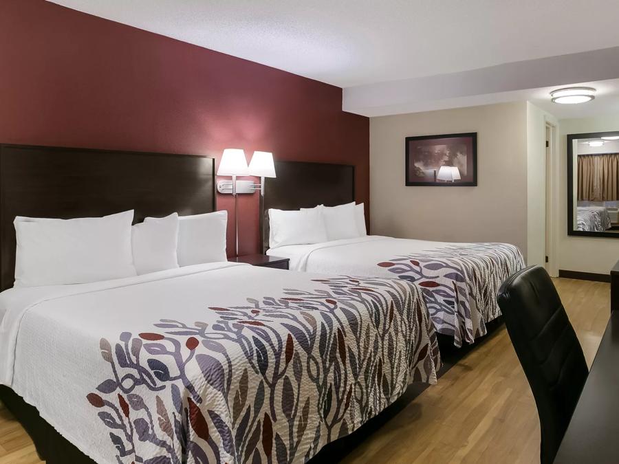 Red Roof Inn Hershey Deluxe Queen Bed Room Image