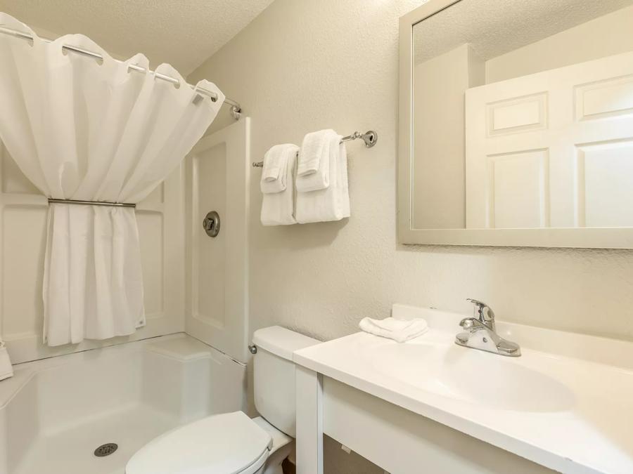 HomeTowne Studios Orlando - Casselberry Studio 1 Queen Bed Non-Smoking Bathroom Image