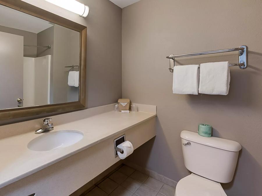 Red Roof Inn Newport News - Yorktown Superior King with Jetted Tub Bathroom Non-Smoking Image