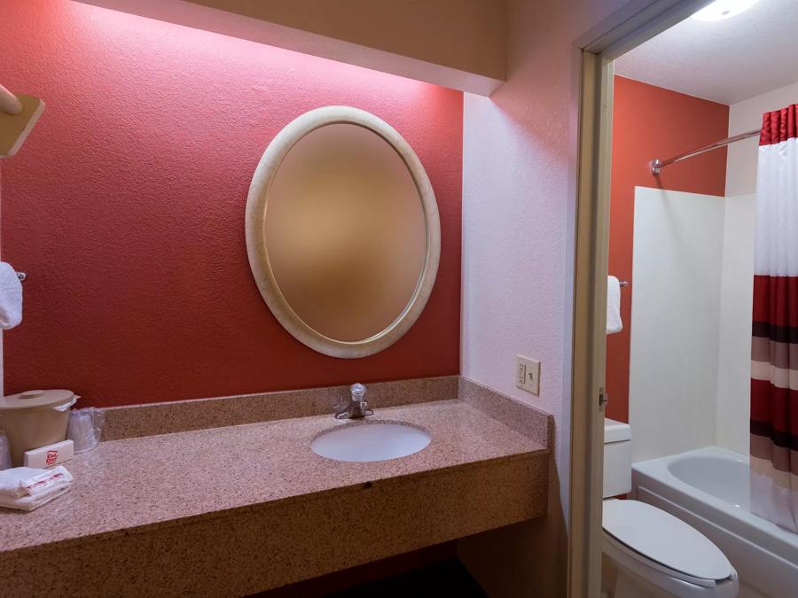 Red Roof Inn San Antonio - Airport Superior King Smoke Free Bathroom Image