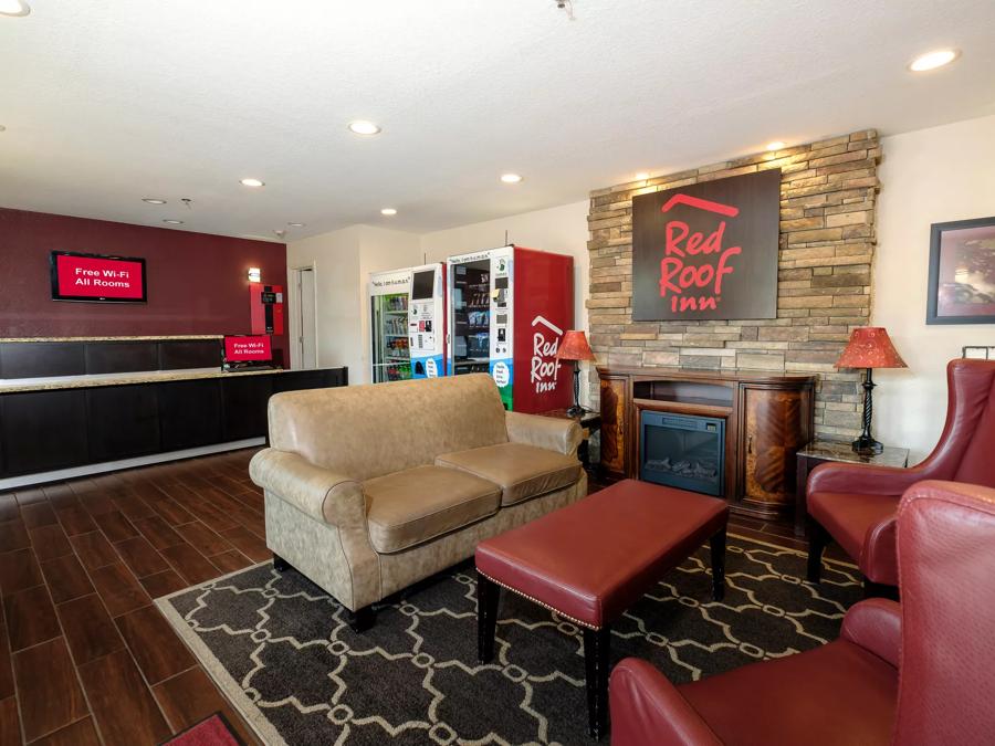 Red Roof Inn Helen Lobby and Sitting Area Image