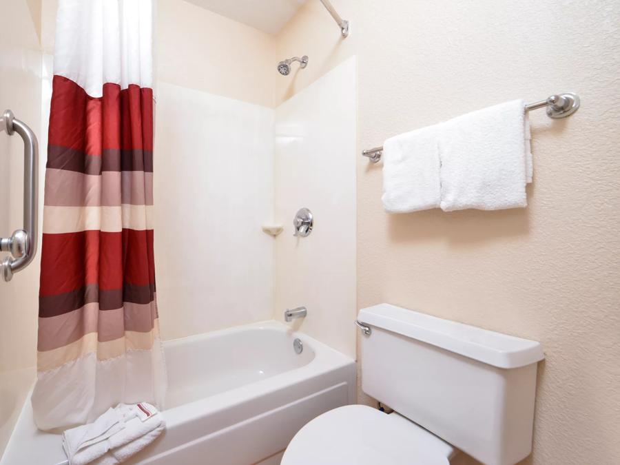 Red Roof Inn Toledo - University Superior King Bathroom Image