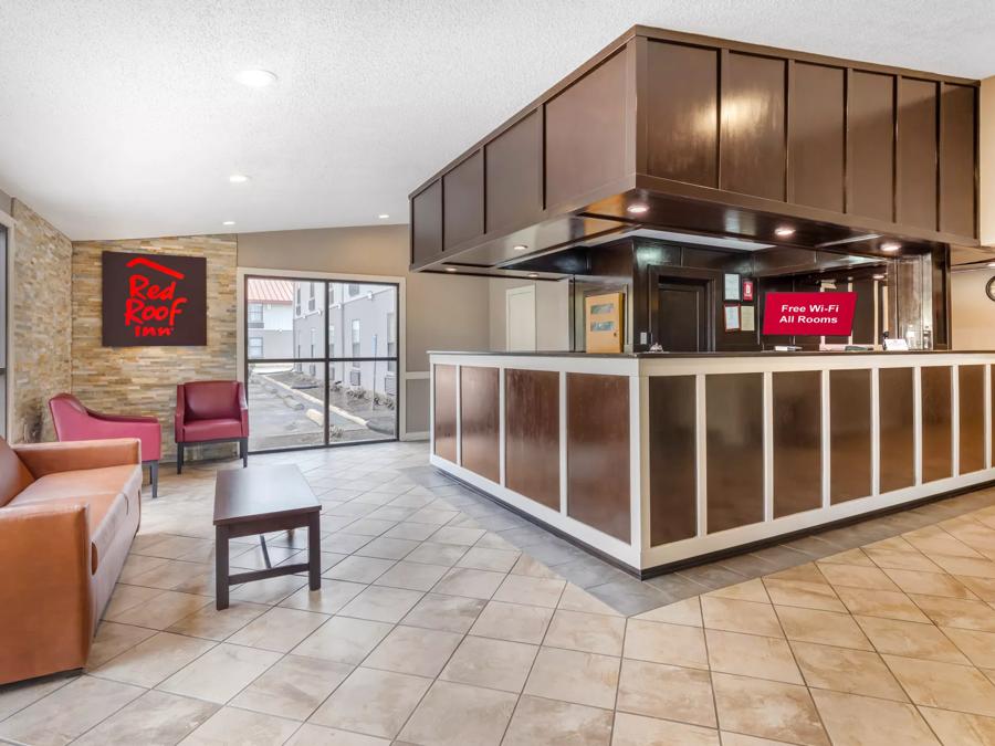 Red Roof Inn & Suites Newport News Front Desk Image