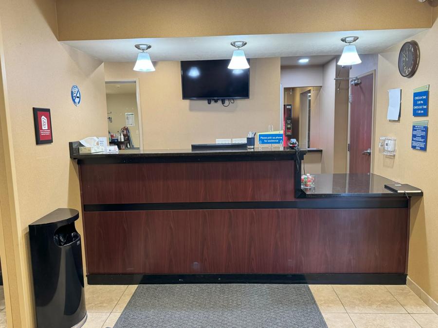 Red Roof Inn Charlestown Front Desk