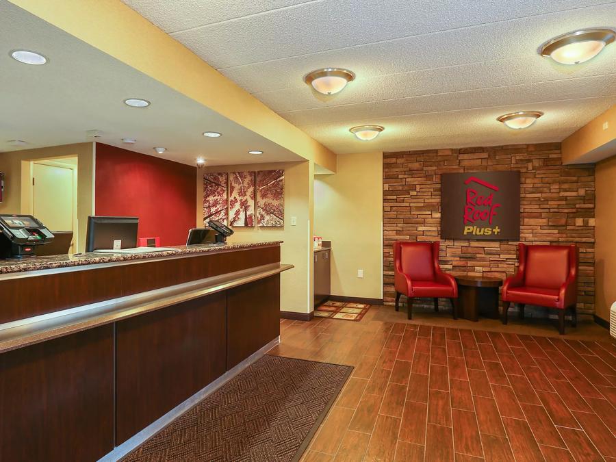 Red Roof PLUS+ Washington DC - Oxon Hill Front Desk and Lobby Image
