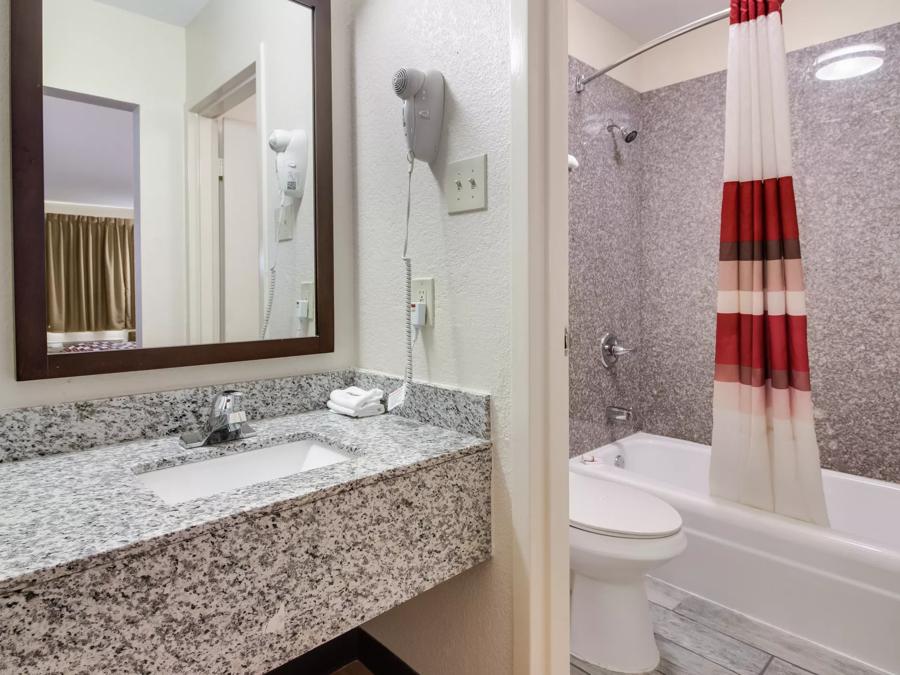Red Roof Inn & Suites Commerce - Athens Suite King with Sofa Bed Smoke Free Image