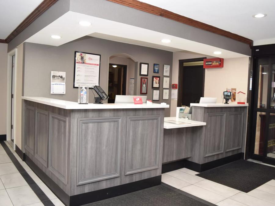 Red Roof Inn Batavia Front Desk Image