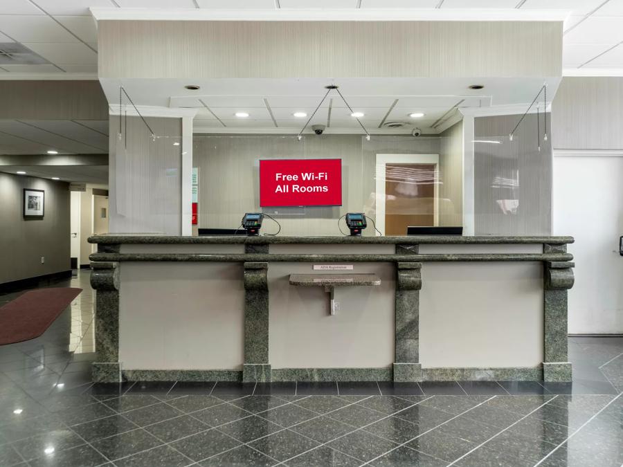 Red Roof PLUS+ Newark – Carteret Front Desk Image