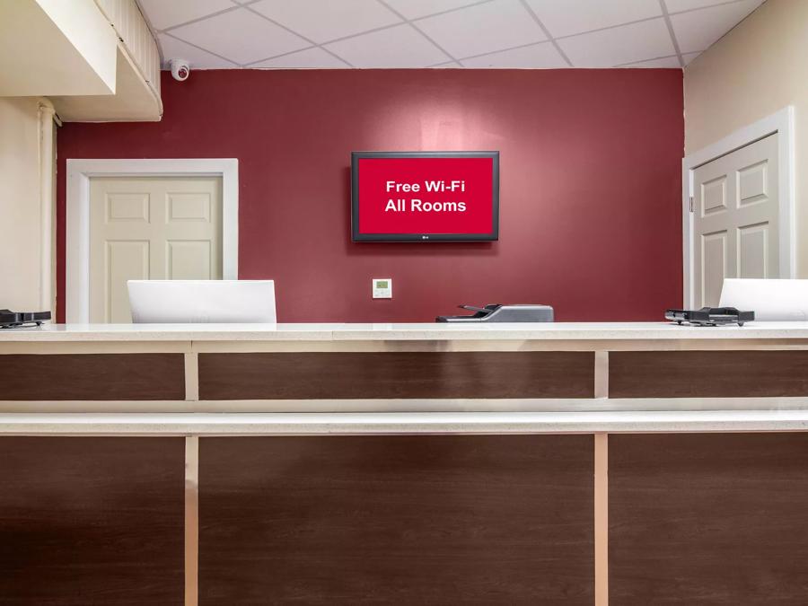 Red Roof Inn Perrysburg Front Desk Image