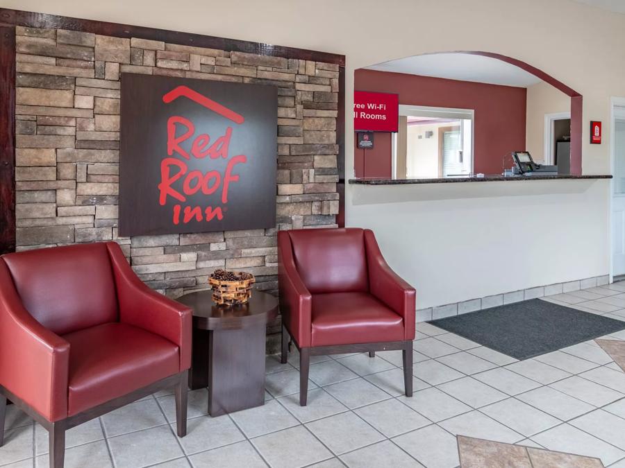 Red Roof Inn Buffalo, TX Front Desk and Lobby Sitting Area Image