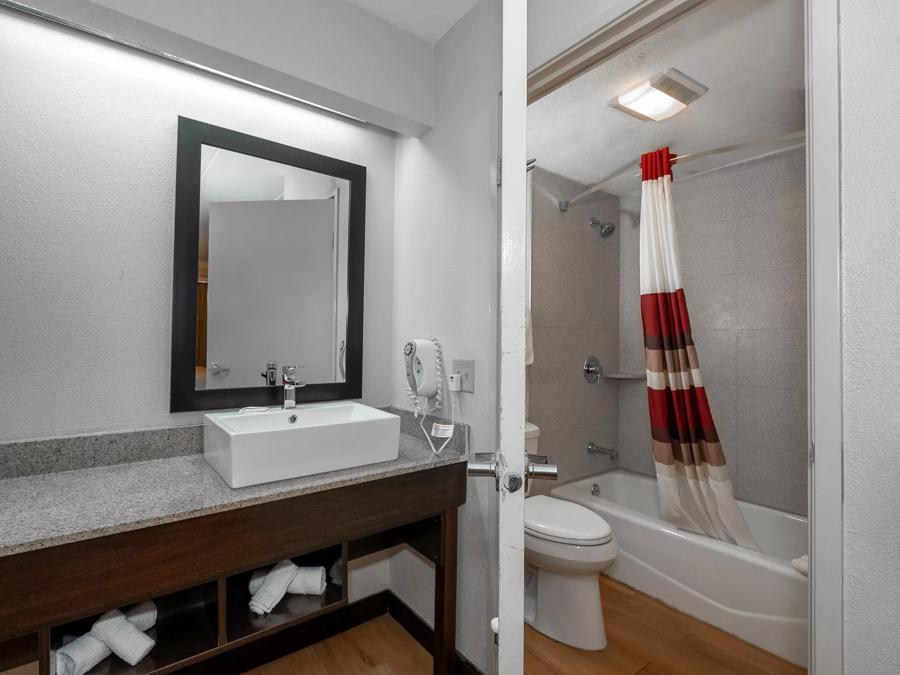 Red Roof Inn Mt Laurel Superior King Smoke Free Bathroom Image