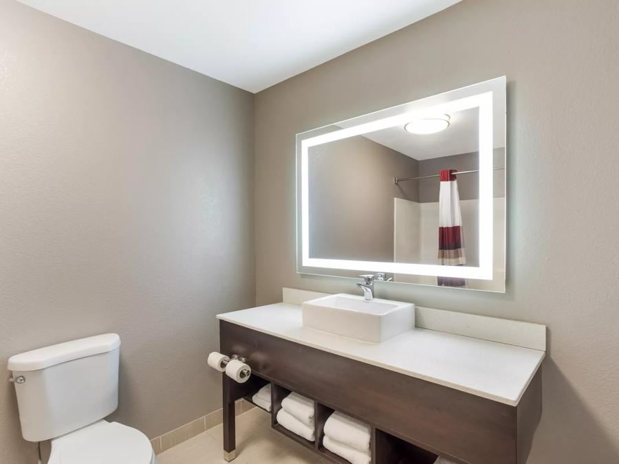 Red Roof Inn & Suites Corbin Suite Room Bathroom Image
