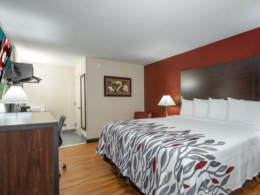 Red Roof Inn Freehold Superior King Room Smoke Free Image